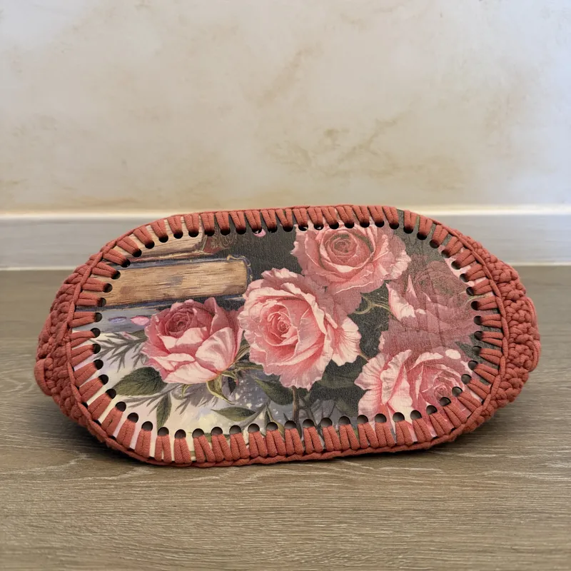 Base in legno con le rose stampate, bordata all'uncinetto in corallo