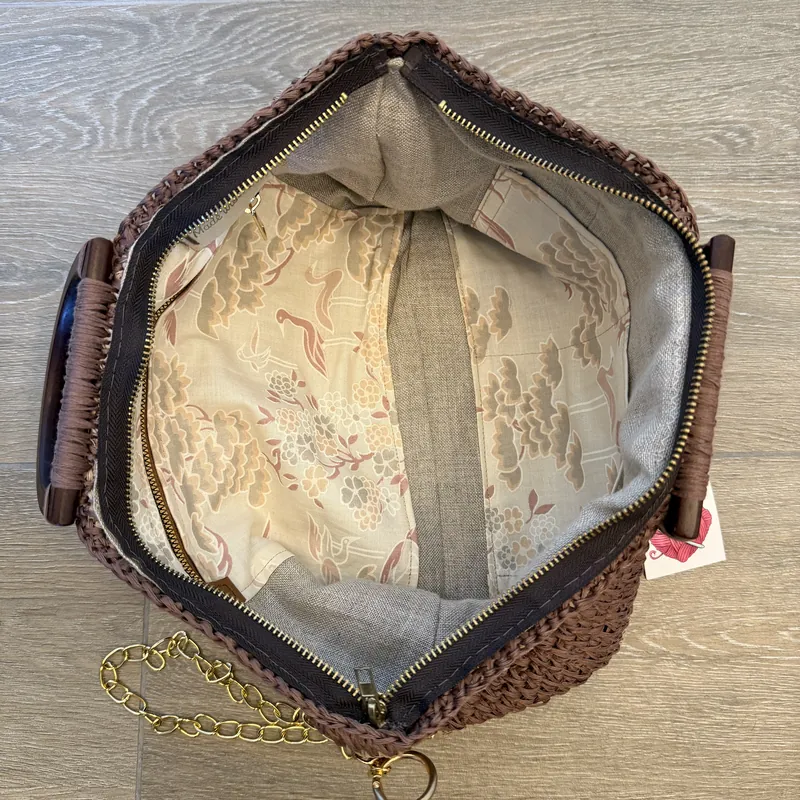 Fodera a fiori cucita dentro una borsa cacao con il gancio della catena