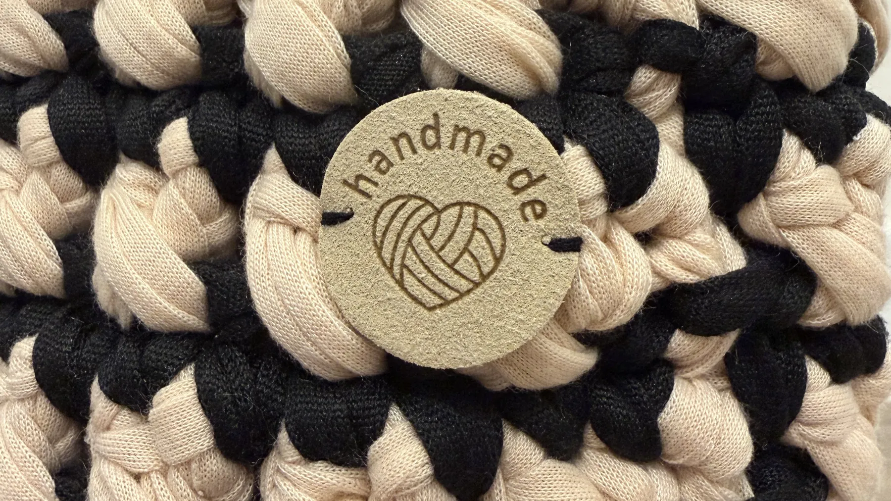 Dettaglio dell'intreccio nero e panna della Parisienne con l'etichetta handmade