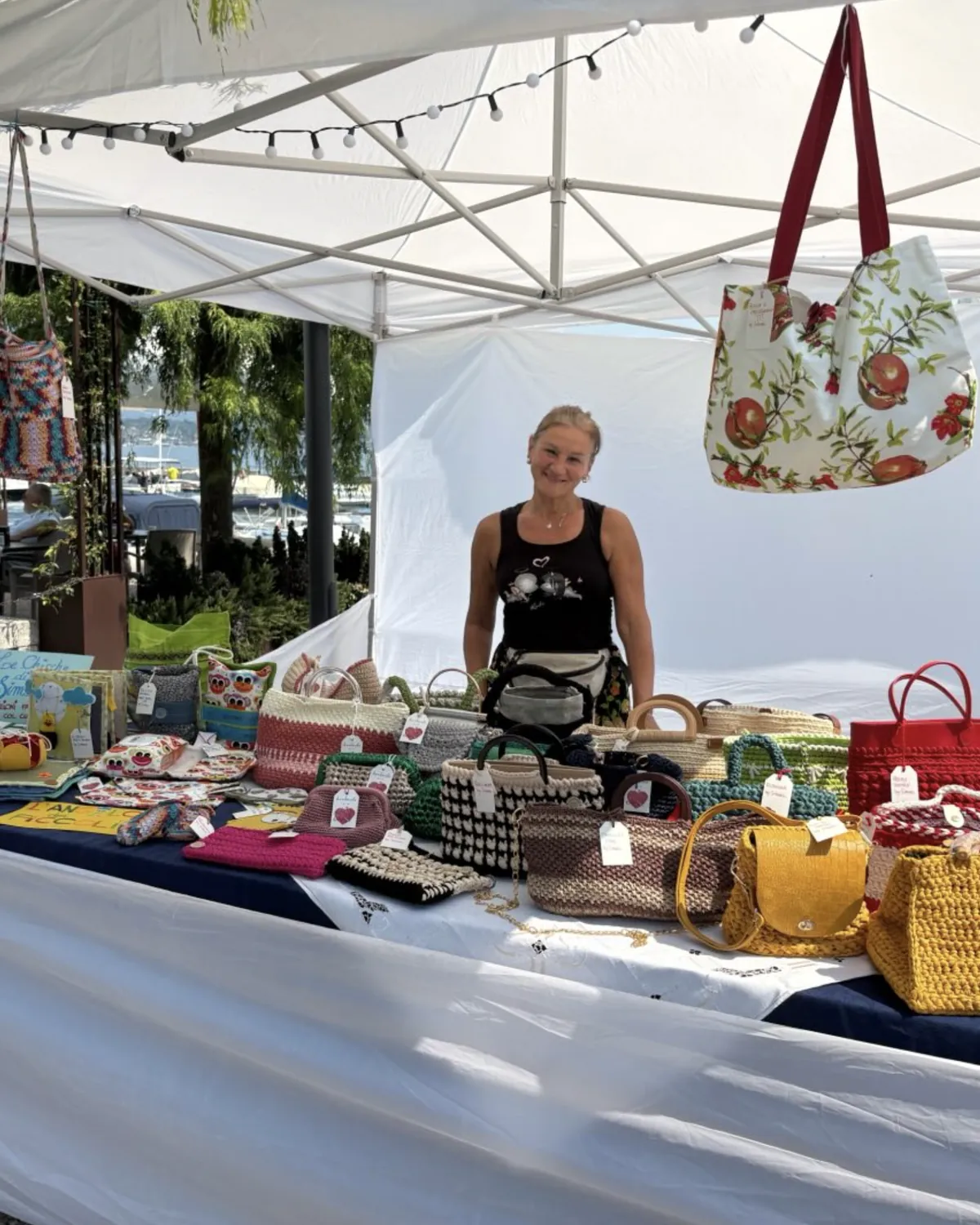 Il mio banco al mercatino sul lago, con le borse esposte
